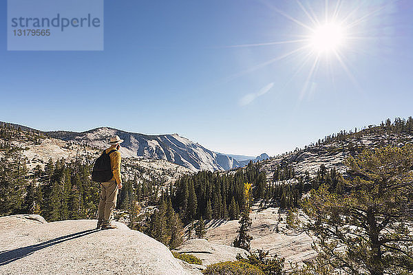 USA  Kalifornien  Yosemite-Nationalpark  Wanderer auf Aussichtspunkt stehend
