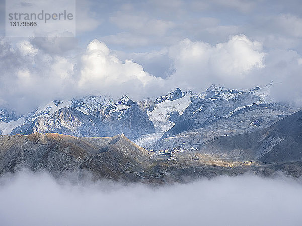 Grenzregion Italien Schweiz  Berglandschaft mit Blick auf Stilfserjoch und Ortlermassiv
