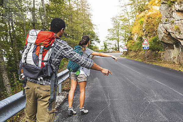 Italien  Massa  trampendes Ehepaar auf einer Straße in den Alpi Apuane