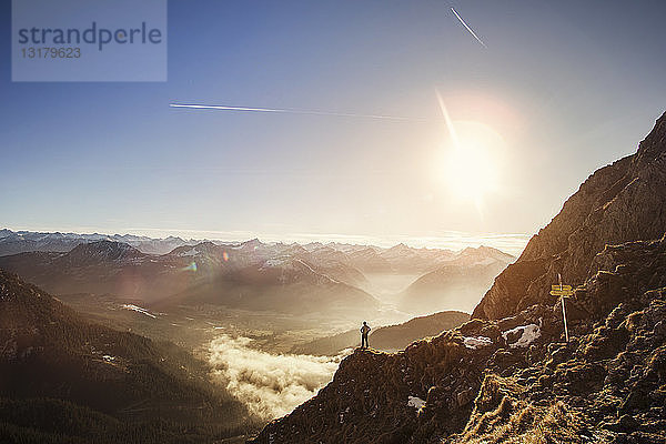 Deutschland  Allgäuer Alpen  Mann in den Bergen genießt die Aussicht