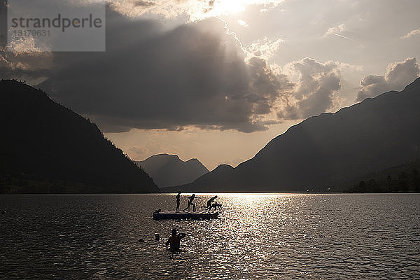 Österreich  Ausseer Land  Menschen am See haben Spaß auf einer schwimmenden Plattform