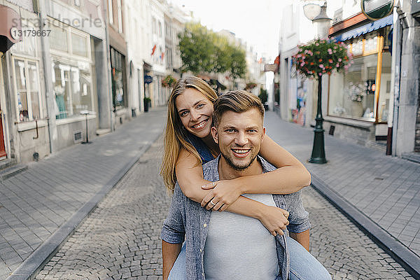 Niederlande  Maastricht  Porträt eines glücklichen jungen Paares in der Stadt