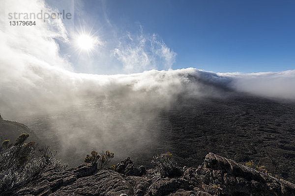 Reunion  Nationalpark Reunion  Schildvulkan Piton de la Fournaise gegen die Sonne