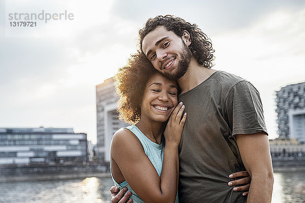 Deutschland  Köln  Porträt des glücklichen Paares am Flussufer
