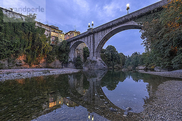 Italien  Friaul-Julisch Venetien  Cividale del Friuli  Teufelsbrücke  Natisone-Fluss am Abend