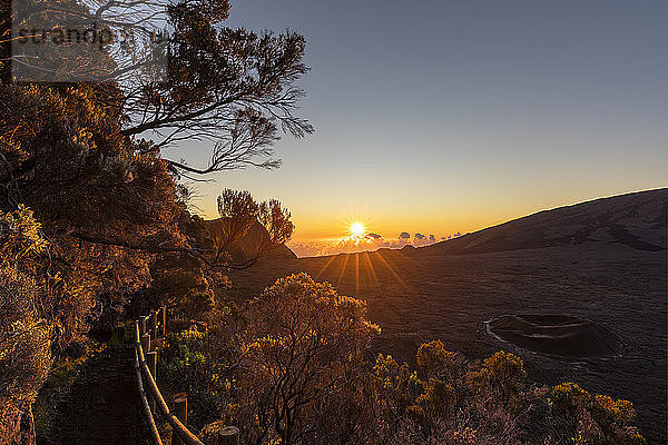 Reunion  Nationalpark Reunion  Schildvulkan Piton de la Fournaise  Caldera Rempart und Formica Leo  Sonnenaufgang
