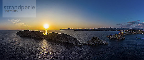 Spanien  Mallorca  Region Calvia  Luftaufnahme von Isla Malgrats und Santa Ponca bei Sonnenuntergang