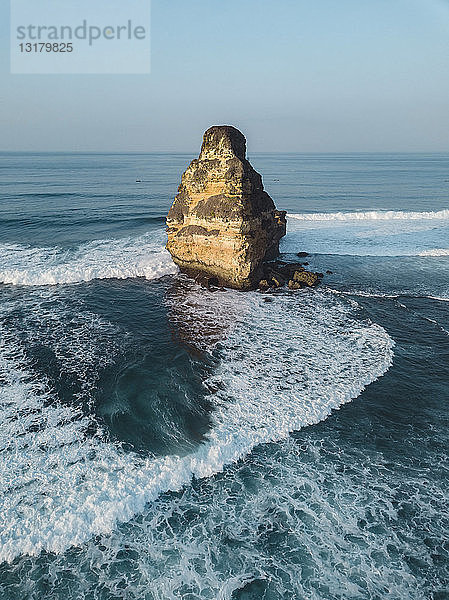 Indonesien  Lombok  Luftaufnahme einer Felsformation bei Kuta