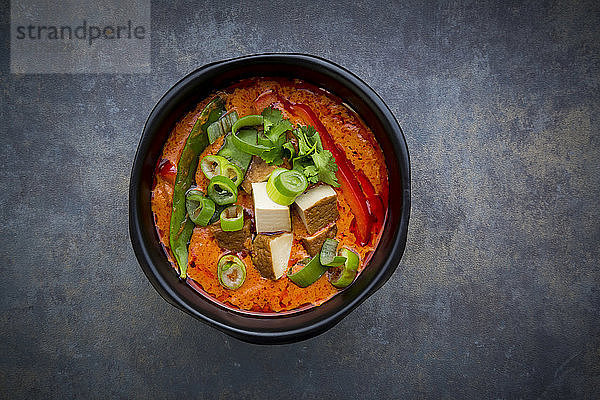 Schale mit rotem Thai-Curry mit Zuckerschoten  Karotten  Paprika  Frühlingszwiebeln und geräuchertem Tofu