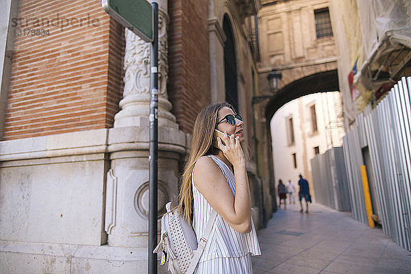 Spanien  Valencia  Frau am Telefon in der Stadt