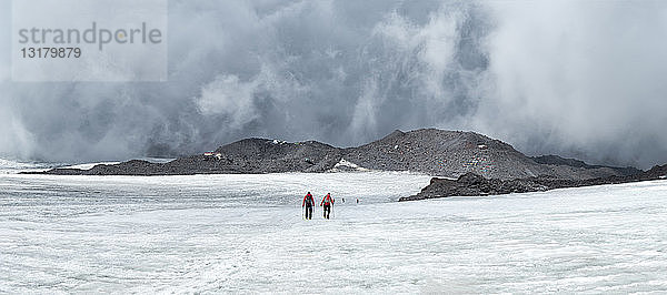 Russland  Oberes Baksan-Tal  Kaukasus  Bergsteiger  die den Elbrus besteigen