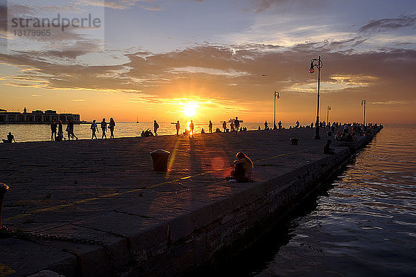 Italien  Friaul-Julisch-Venetien  Triest  Pier bei Sonnenuntergang