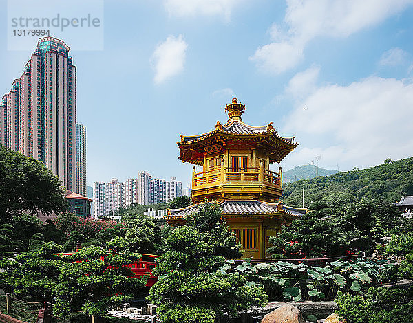 China  Hongkong  Diamantenhügel  Nan Lian Garten  Goldener Pavillon der absoluten Perfektion umgeben von Wolkenkratzern