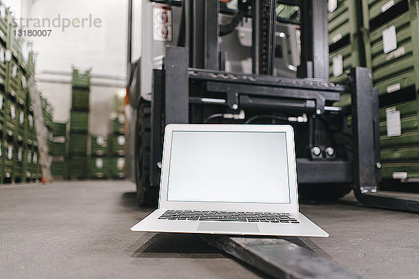 Laptop mit leerem Bildschirm im Fabriklager