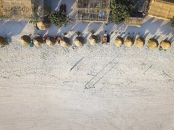 Indonesien  Lombok  Luftaufnahme des Tanjung Aan Strandes  Strohschirme von oben