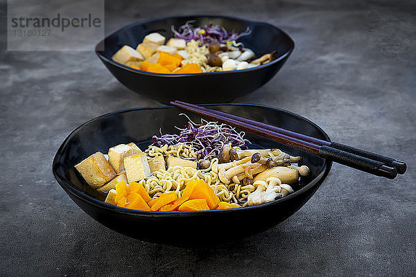 Miso-Ramen-Suppe mit Nudeln  Hokaido-Kürbis  roten Radieschensprossen  gebratenem Tofu  Shimeji-Pilz und Königstrompetenpilz