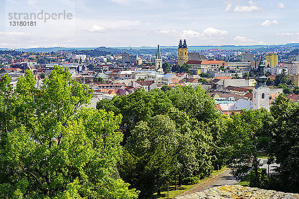 Slowakei  Nitra  Blick von der Kirchenfestung auf Unterstadt  Burgviertel und Oberstadt
