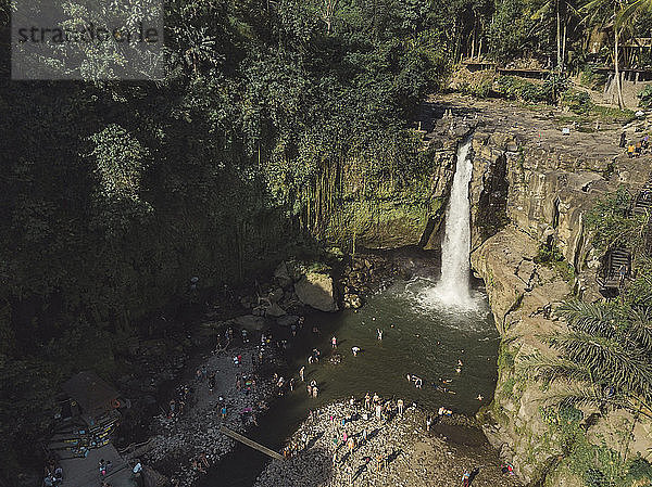 Indonesien  Bali  Wasserfall und Menschen