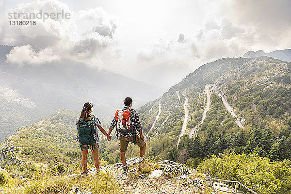 Italien  Massa  Ehepaar mit Blick auf die schöne Aussicht in den Alpi Apuane