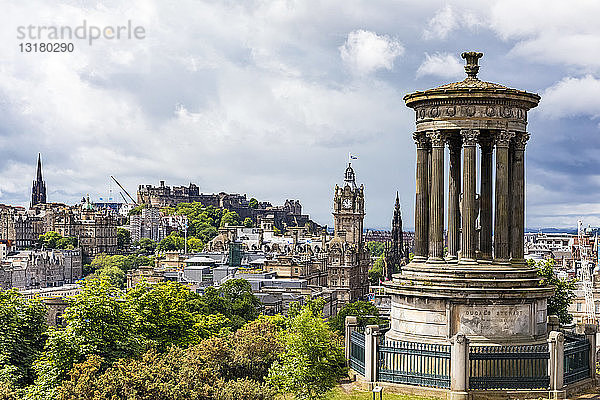 Großbritannien  Schottland  Edinburgh  Stadtbild der Altstadt  Dugald Stewart Monument  mit Edinburgh Castle  Scott Monument und Balmoral Hotel