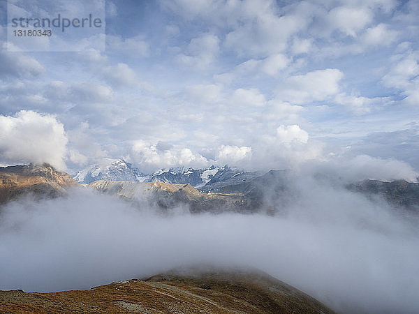 Grenzregion Italien Schweiz  Berglandschaft mit Blick auf Stilfserjoch und Ortlermassiv