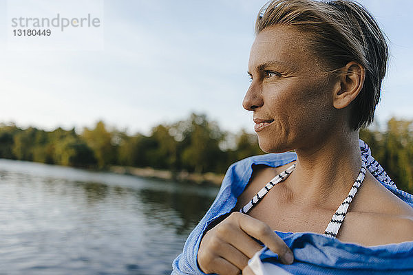 Porträt einer Frau im Bikini an einem See