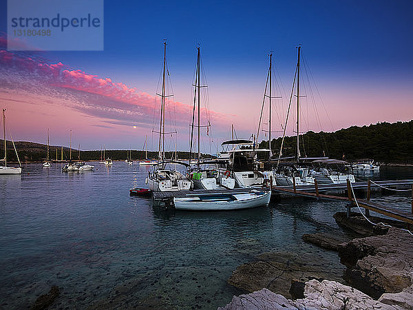 Kroatien  Damlatia  Insel Brac  Jachthafen in der Abenddämmerung