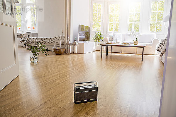 Transistorradio auf Parkett stehend in einem modernen Wohnzimmer