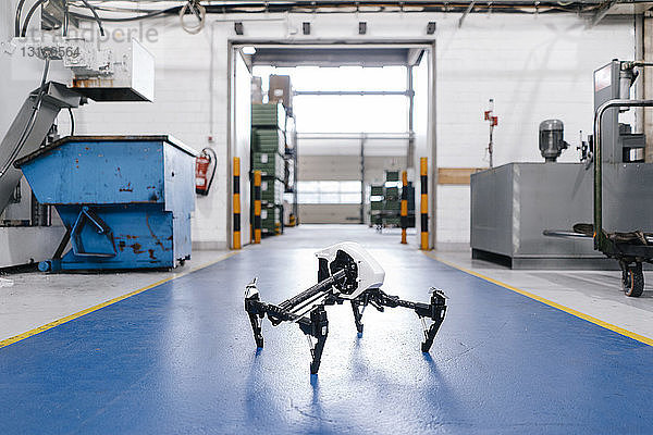 Drohne auf dem Boden einer Fabrikhalle