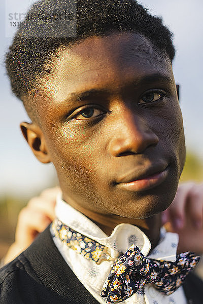 Porträt eines jungen schwarzen Mannes  der eine Fliege trägt