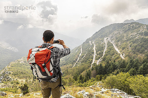 Italien  Massa  Mann wandert und fotografiert die Aussicht in den Alpi Apuane