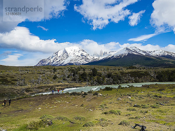 Chile  Patagonien  Region Magallanes y la Antartica Chilena  Nationalpark Torres del Paine  Cerro Paine Grande und Torres del Paine  Tourist am Rio Paine