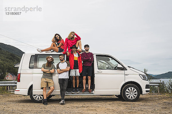 Freunde reisen mit einem Campingwagen durch das norwegische Lappland