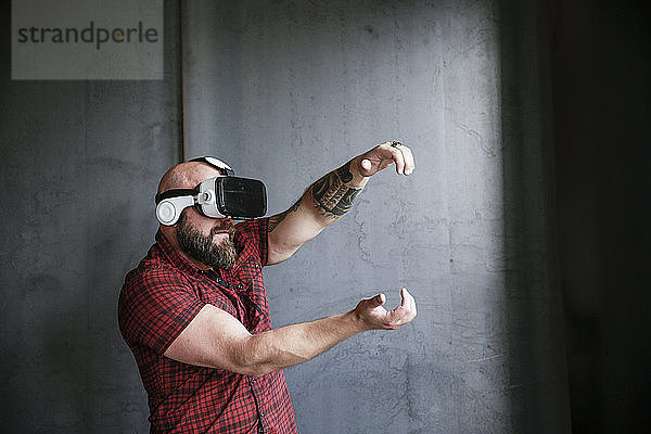 Bärtiger Mann mit VR-Brille