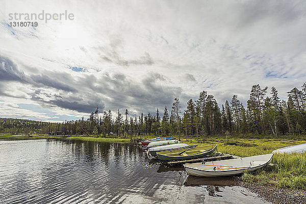 Finnland  Lappland  Ruderboote am Seeufer