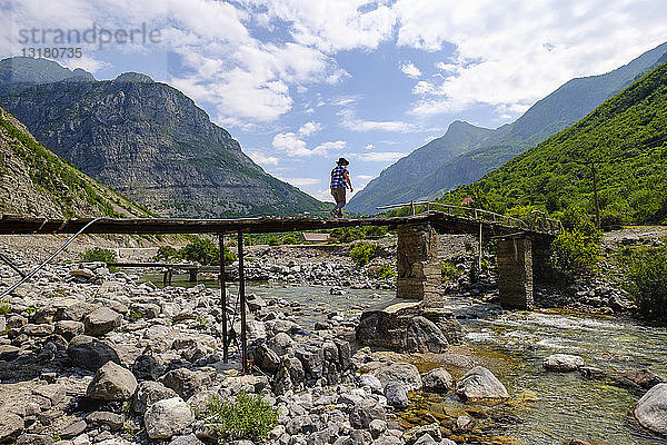 Albanien  Grafschaft Shkoder  Albanische Alpen  Cem-Canyon  Wanderer auf der Brücke über den Fluss Cem