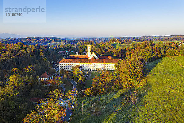 Deutschland  Bayern  Oberbayern  Dietramszell  Luftaufnahme eines Klosters  Salesianerinnen-Kloster
