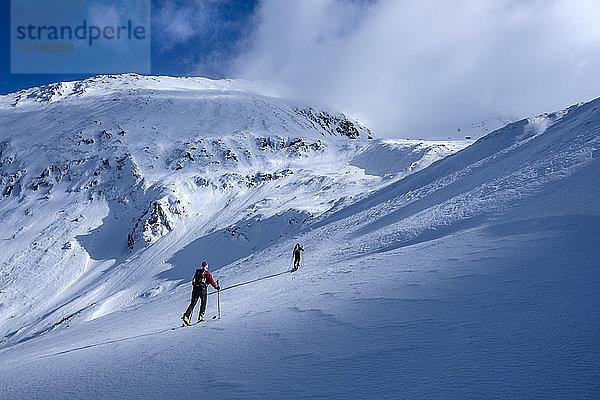 Zwei Männer bei einer Skitour im Faragas-Gebirge  Südkarpaten  Rumänien