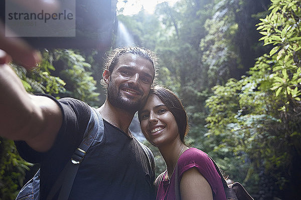 Spanien  Kanarische Inseln  La Palma  lächelndes Paar beim Selbermachen in einem Wald