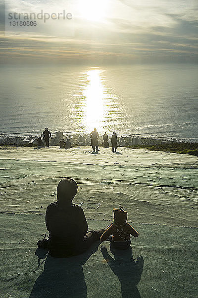 Südafrika  Kapstadt  Touristen genießen den Sonnenuntergang vom Signal Hill