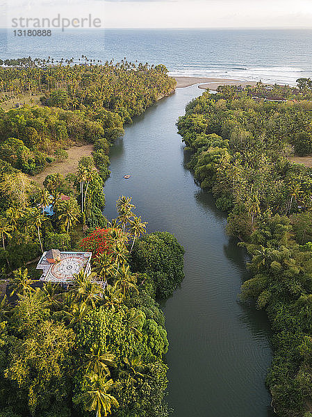 Indonesien  Bali  Luftaufnahme des Strandes von Balian  tropischer Fluss