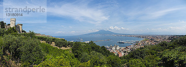Italien  Kampanien  Neapel  Blick von Castellammare de Stabia  Castello Medioevale  Golf von Neapel  Vesuv im Hintergrund