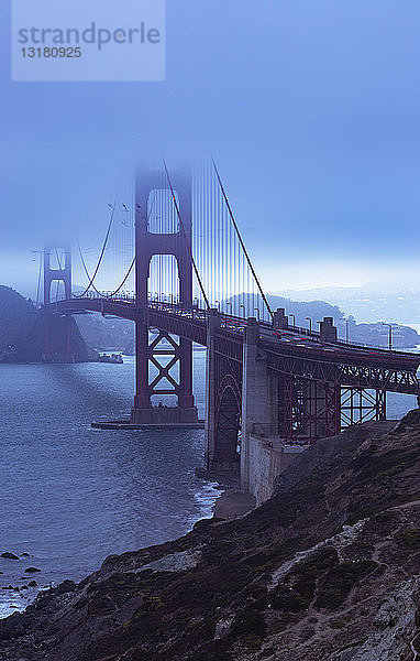 USA  Kalifornien  San Francisco  Golden Gate Bridge am Abend