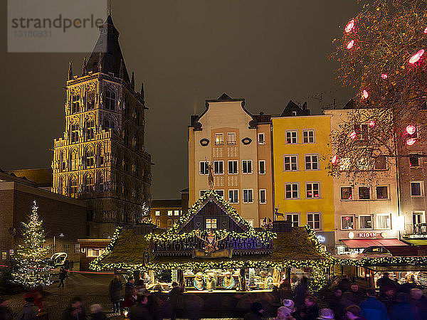 Deutschland  Köln  Blick auf historisches Rathaus und Häuserzeile mit Weihnachtsmarkt im Vordergrund