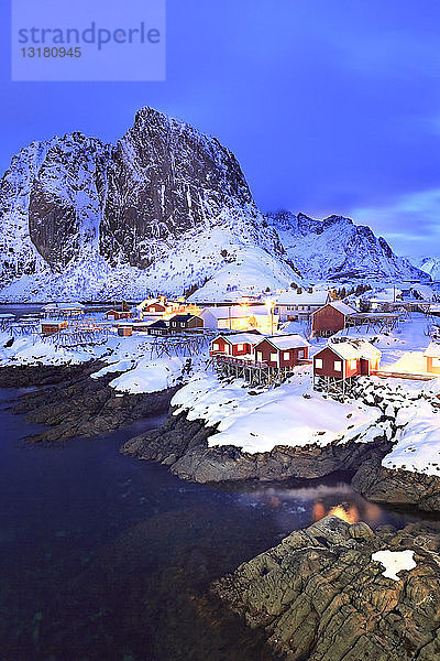 Norwegen  Lofoten  Insel Hamnoy  Fischerhütten bei Nacht