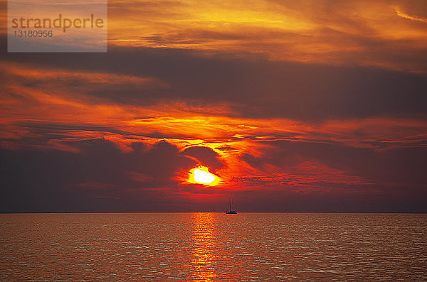 Kroatien  Istrien  Porec  Adria  Segelboot bei Sonnenuntergang