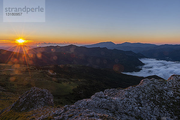 Italien  Umbrien  Sibillini-Nationalpark  Sibillinische Berge bei Sonnenaufgang