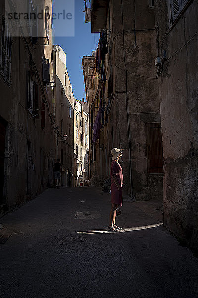Frau mit Strohhut bei einer Stadtrundfahrt auf Korsika