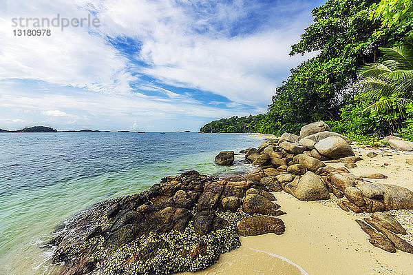 Indonesien  Riau-Inseln  Bintan  Strand