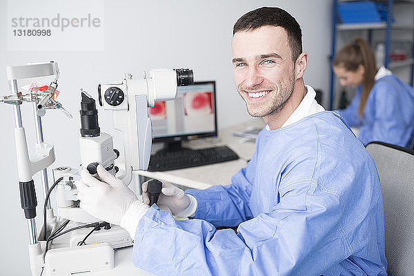 Porträt einer lächelnden Laborantin im Labor